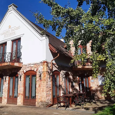 Casa de hóspedes Várkert Panzió 4*